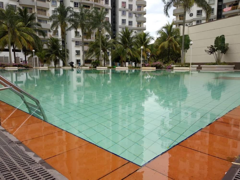 The Whale - Bayview - Pool Open Apartment Петалинг Джая Екстериор снимка